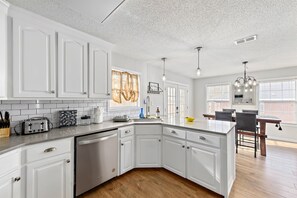 Réfrigérateur, four à micro-ondes, un four, surface de cuisson