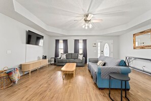 Living area - Sleeps 10, Pet-friendly, Fort Rucker (Enterprise)