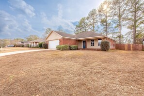 Exterior - Sleeps 10, Pet-friendly, Fort Rucker (Enterprise)