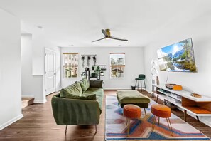 Living area - 12 Min to NoDa, SouthEnd - Perfect for Long Stays! (Charlotte)