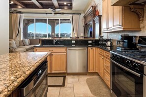 Private kitchen - Lake Front Luxurious House in Reunion Resort (Kissimmee)