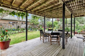 Outdoor dining - Surfside - Walk to Ruakaka Beach & Surf Club (Ruakaka)