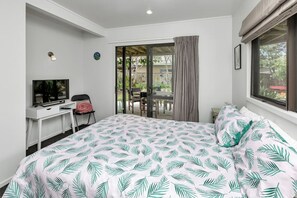 2 bedrooms, desk, iron/ironing board, WiFi - Surfside - Walk to Ruakaka Beach & Surf Club (Ruakaka)