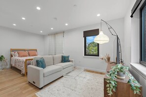 Living area - Long Stays Welcome-Free Parking, Walk to GreenLine (Brookline)