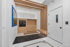 Interior - Long Stays Welcome-Free Parking, Walk to GreenLine (Brookline)