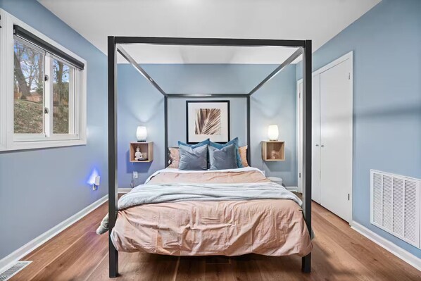 3 bedrooms, iron/ironing board, WiFi, bed sheets