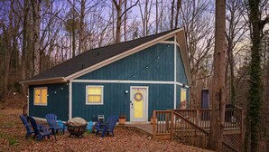 A blue cabin with a porch, outdoor seating, and a deck. - The Lazy Lodge: Peaceful Retreat 15 mins from Downtown Greenville (Easley)