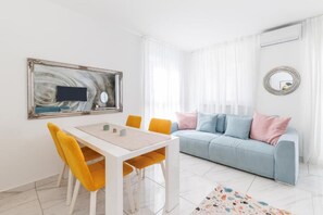 Studio, balkon, pemandangan kota | Tempat makan