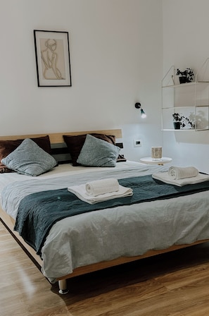 1 habitación, tabla de planchar con plancha, wifi gratis y ropa de cama