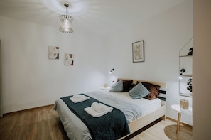 1 habitación, tabla de planchar con plancha, wifi gratis y ropa de cama