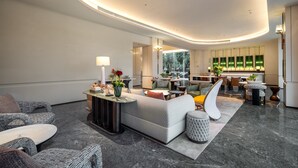 A modern interior with a seating area, a dining space, and a kitchen. - Holiday Inn Quanzhou Jinjiang Airport by IHG (Quanzhou)
