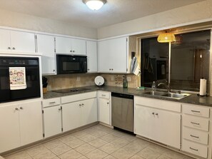 Private kitchen - The Twisted Tumbleweed - Spacious 3-bedroom townhome near Lake Hefner in OKC (Oklahoma City)