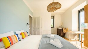 A modern bedroom with a large bed, a desk, and a view of the outdoors. - Villa Côte des Vignes x Annecy 15’ (Charvonnex)