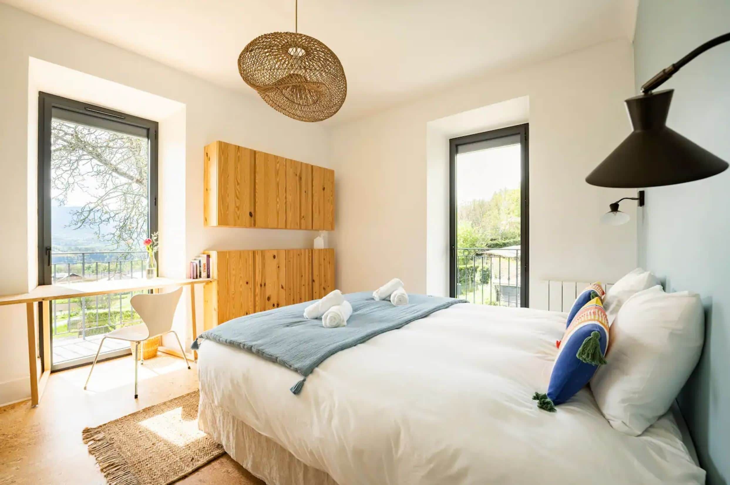 4 bedrooms, iron/ironing board, WiFi, bed sheets