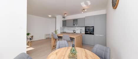 Apartment, Balcony, City View | Dining