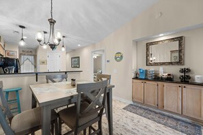 Dining - Cozy & Modern 2-bedroom 3rd floor condo in gorgeous Myrtle Beach. (Myrtle Beach)