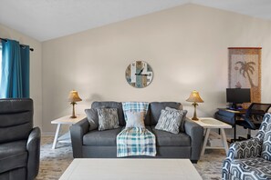 Smart TV - Cozy & Modern 2-bedroom 3rd floor condo in gorgeous Myrtle Beach. (Myrtle Beach)