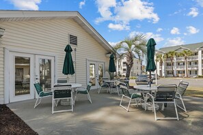 Outdoor dining - Cozy & Modern 2-bedroom 3rd floor condo in gorgeous Myrtle Beach. (Myrtle Beach)