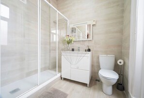 Secadora de cabello, toallas, jabón, papel de baño 