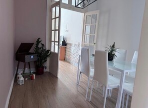 Dining - Cozy little house in the center of Lisbon, with preserved historic architecture. (Lisboa)