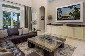 TV, offices - Luxury Villa in front of Golf Course (Kissimmee)