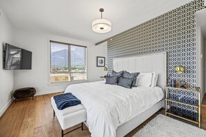 3 bedrooms, iron/ironing board, travel cot, WiFi - Beautiful 3BR |Mountain View| Sleeps 12 | Downtown (Canmore)