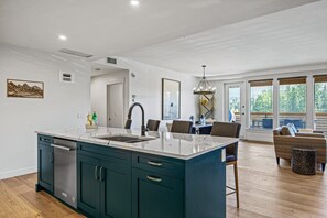 Interior - Beautiful 3BR |Mountain View| Sleeps 12 | Downtown (Canmore)
