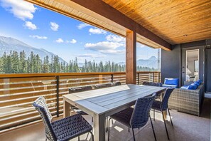 Outdoor dining - Beautiful 3BR |Mountain View| Sleeps 12 | Downtown (Canmore)
