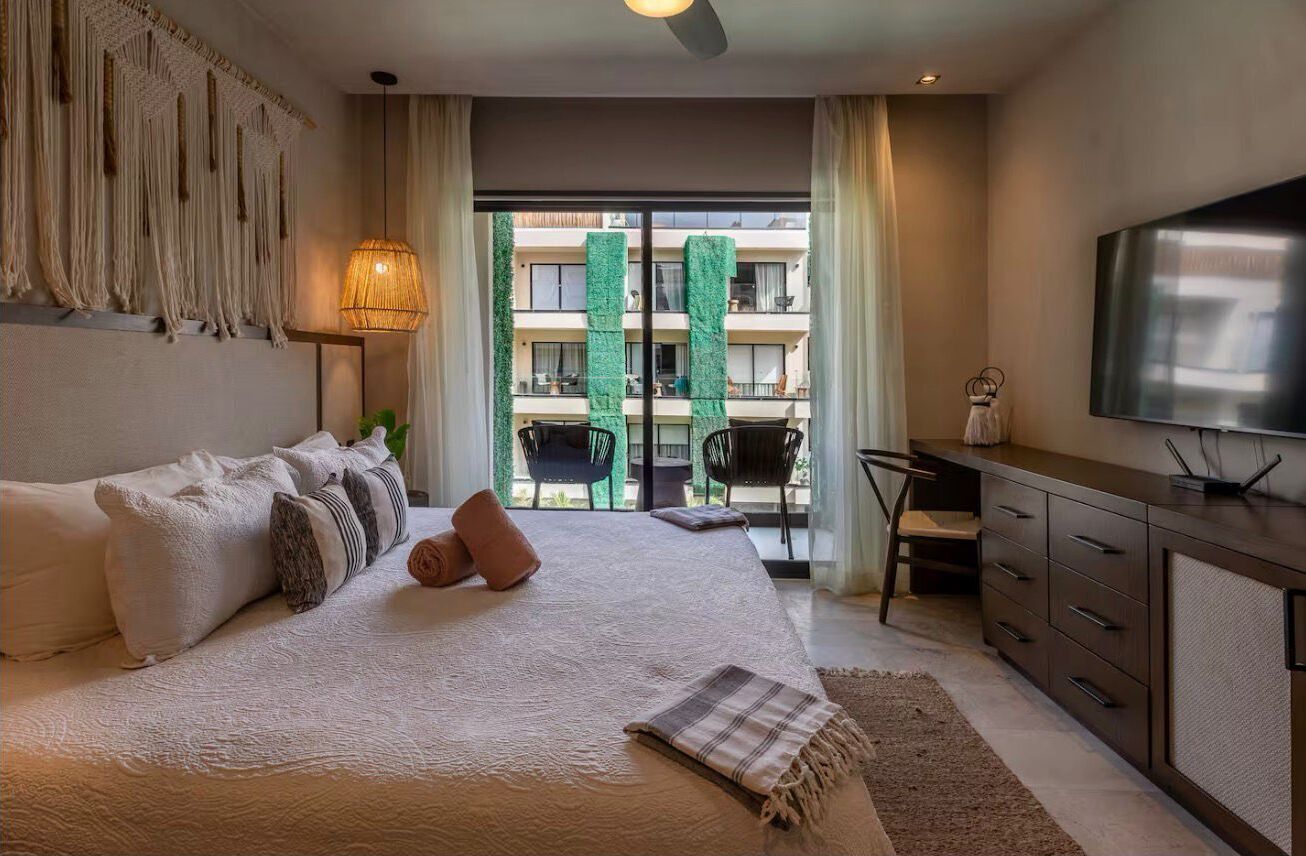 Appartamento Deluxe, balcone, vista piscina | Una cassaforte in camera, postazione laptop, tende oscuranti