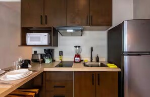 디럭스 콘도, 발코니, 수영장 전망 | 전용 주방