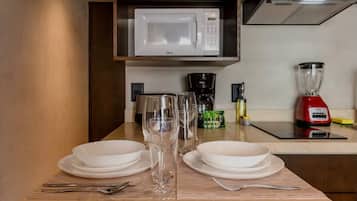 Deluxe Condo, Balcony, Pool View | Private kitchen