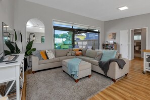 Living area - Langs Beach Coastal Getaway - Walk to Beach (Langs Beach)