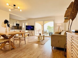 Living area - Stunning Sea Views - Walk to Beach - Pool - AC (CT)