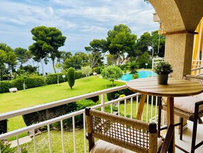 Outdoor dining - Stunning Sea Views - Walk to Beach - Pool - AC (CT)