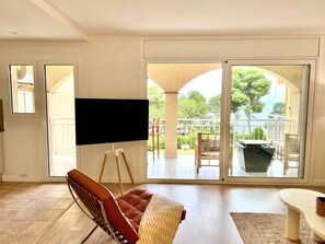 Living area - Stunning Sea Views - Walk to Beach - Pool - AC (CT)