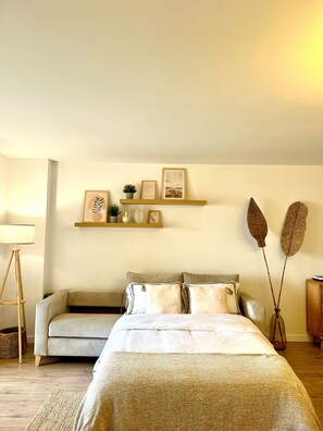 2 bedrooms, iron/ironing board, Internet, bed sheets - Stunning Sea Views - Walk to Beach - Pool - AC (CT)