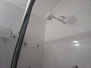 Ducha, secador de pelo, toallas y jabón