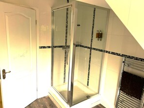 Shower, hair dryer, towels, soap - New Farm Cottage, 3 bed, hot tub, private garden, stunning views (Blandford Forum)