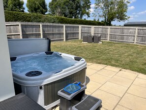 Outdoor spa tub - New Farm Cottage, 3 bed, hot tub, private garden, stunning views (Blandford Forum)