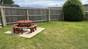 Outdoor dining - New Farm Cottage, 3 bed, hot tub, private garden, stunning views (Blandford Forum)