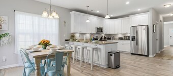 4BR Sleeps 12 w/ Game Room - Minutes Away from Beach