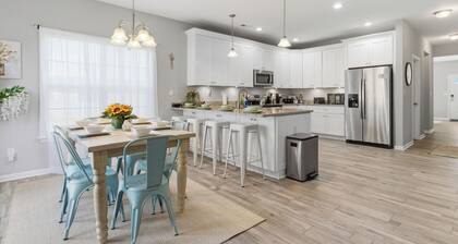 4BR Sleeps 12 w/ Game Room - Minutes Away from Beach