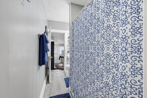 Secadora de cabello, toallas, jabón, papel de baño 