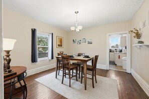 Dining - Calming Cove 2 Bedroom Townhouse on OSU Campus (Columbus)