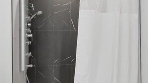 Dusche, Haartrockner, Handtücher, Seife