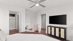 2 bedrooms, desk, iron/ironing board, free WiFi - Upstay: Newly Renovated Modern Apartment near SoCo (Austin)