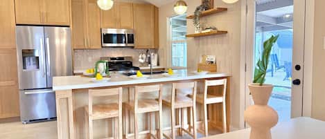 Coffee/tea maker, fridge, microwave, oven