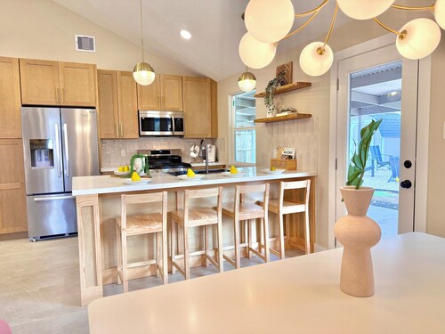 Spacious Katy Home • Firepit Backyard • Sleeps 10