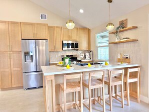 Private kitchen - Spacious Katy Home • Firepit Backyard • Sleeps 10 (Katy)