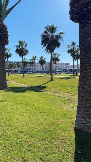 Property grounds - Sunset View Apartment☀️🌴 Swimming-pool/Garden/Terrace 15M walk to the beach🏖️ (Agadir)